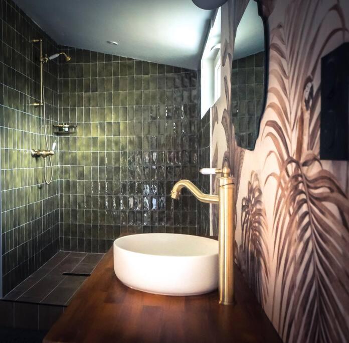 Maison Eliste - Love Gite Chic Avec Jacuzzi Interieur Ла Гасили Екстериор снимка