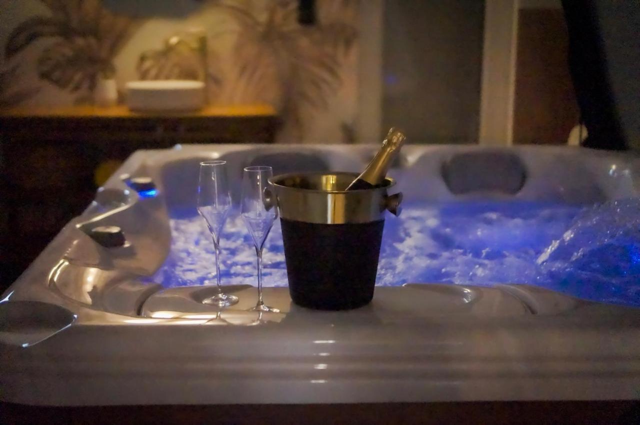 Maison Eliste - Love Gite Chic Avec Jacuzzi Interieur Ла Гасили Екстериор снимка
