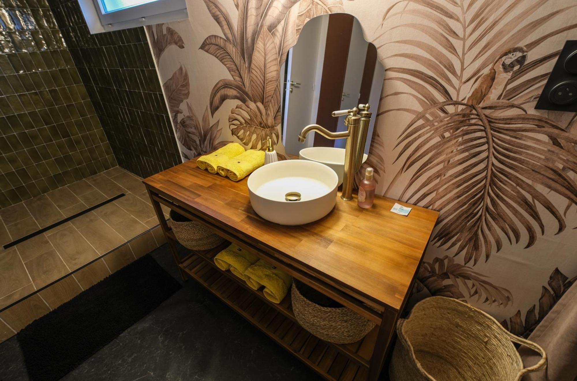 Maison Eliste - Love Gite Chic Avec Jacuzzi Interieur Ла Гасили Екстериор снимка